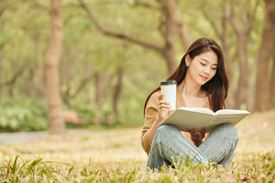 摄图网_501482536_年轻女性草地上看书喝咖啡（企业商用）_副本.jpg
